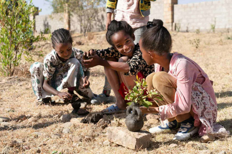 Kunstunterricht im Freien in Äthiopien