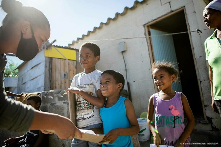 Bastelmaterial für Kinder in Südafrika während des Lockdowns
